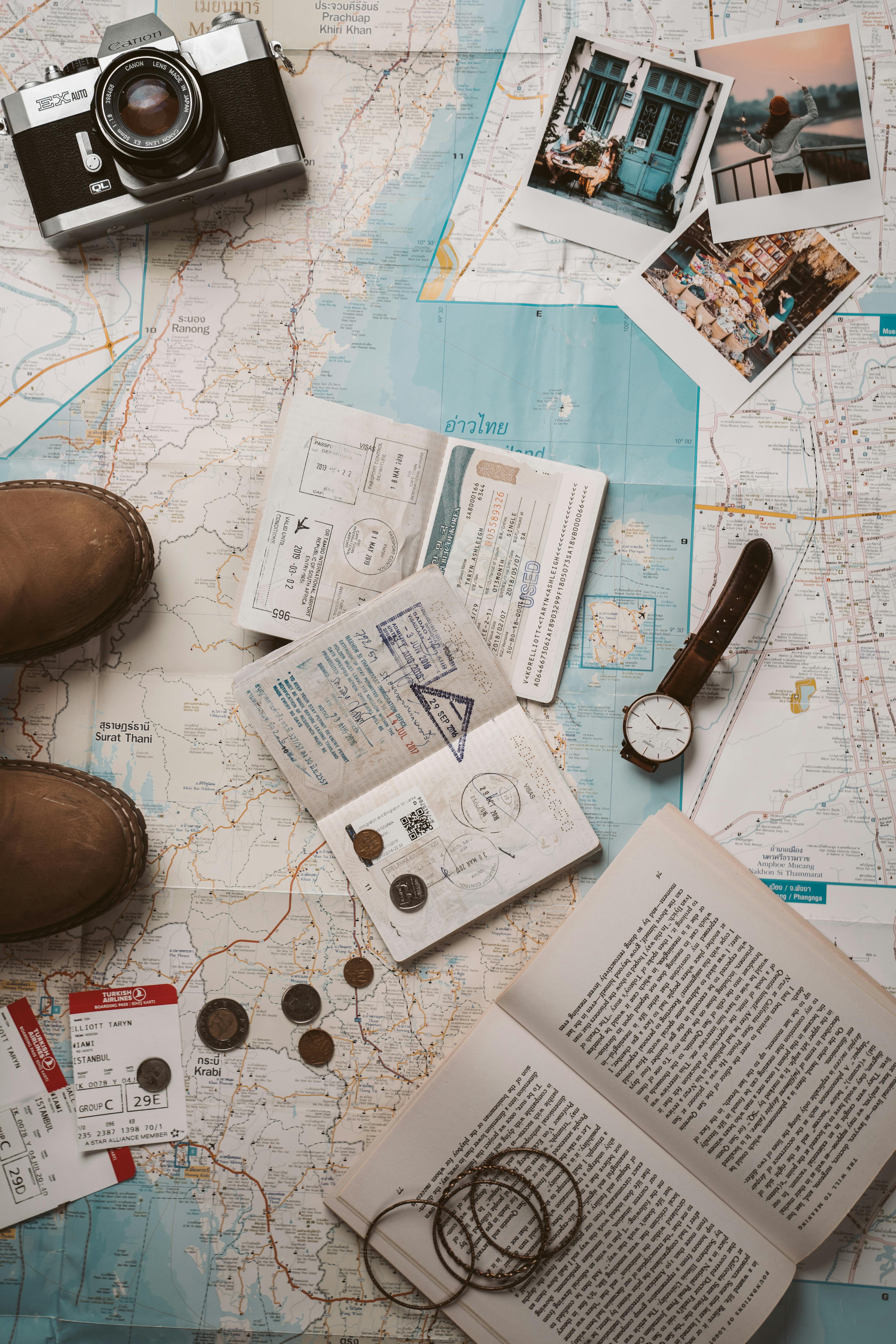 Oggetti da viaggio: mappa, passaporto, macchina fotografica